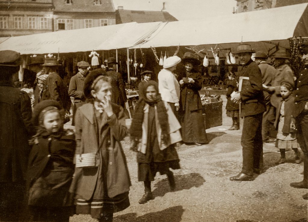 Momentka z prešporského trhoviska zo začiatku 20. storočia. (L. Kalman, OZ BArožky)