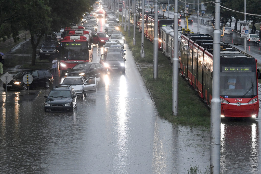 Prívalový dážď v Bratislave